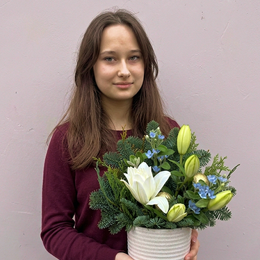 Девушка с цветами